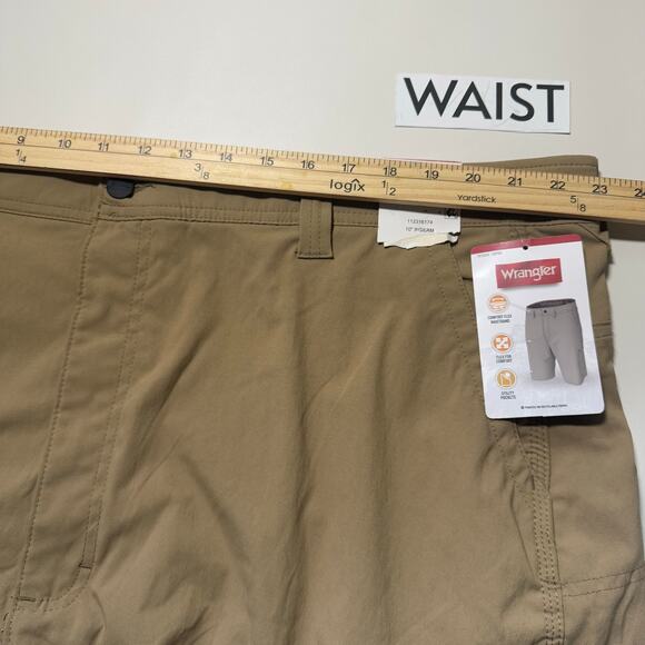 Wrangler Mens Performance Utility Flex Waist Shorts Comfort Outdoor size 46 Tan - Picture 3 of 11